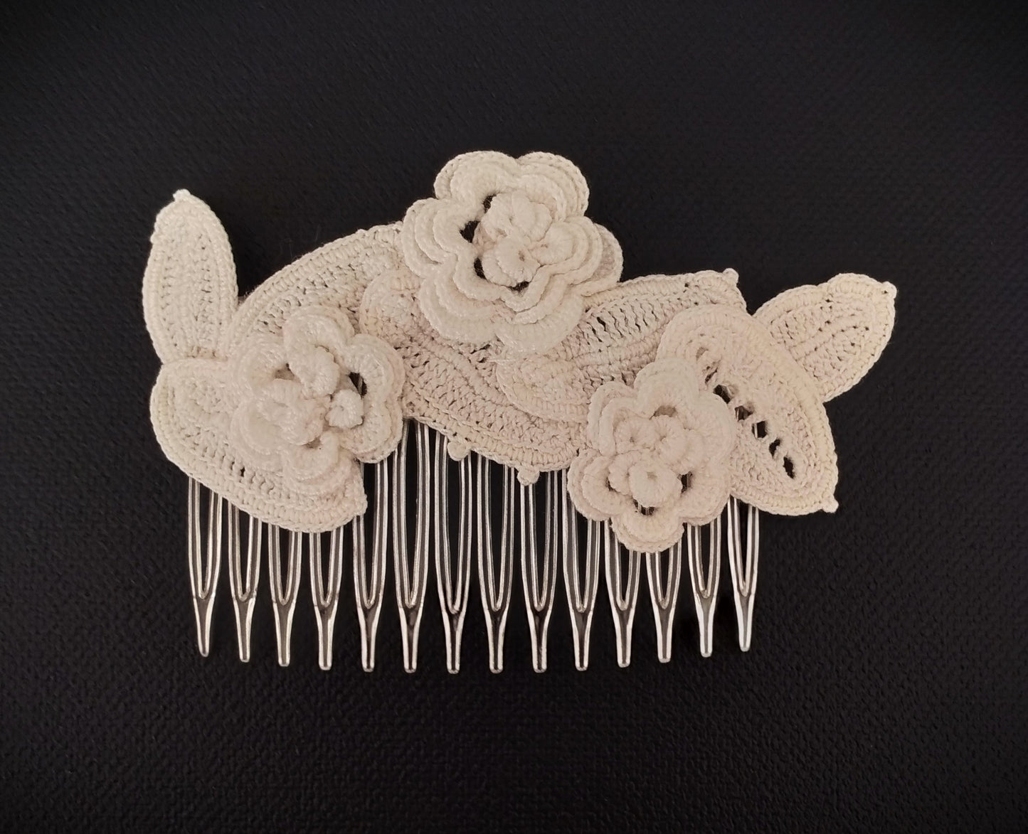 Composition fleurs et petites feuilles (Peigne)